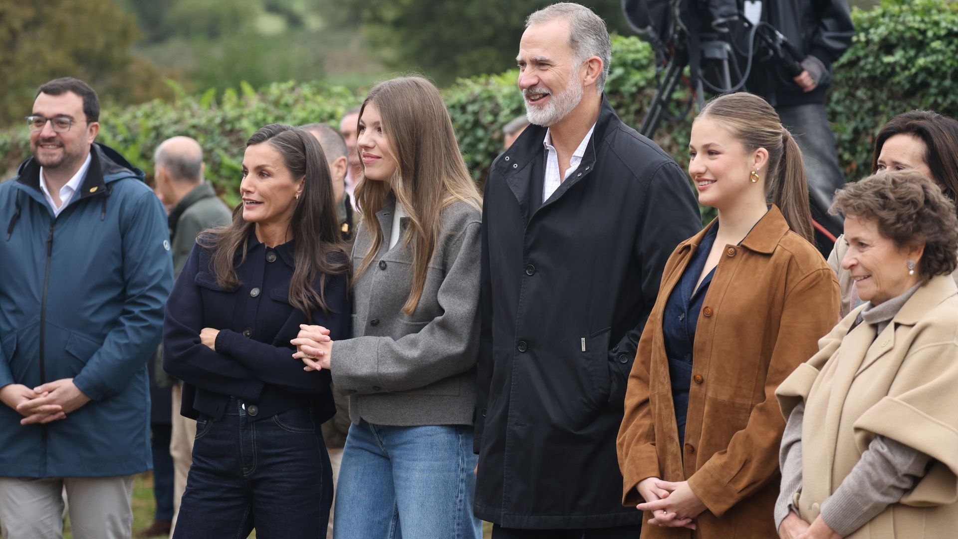 Los reyes, la princesa Leonor y la infanta Sofía llegan a Valdesoto para la entrega del Premio al Pueblo Ejemplar