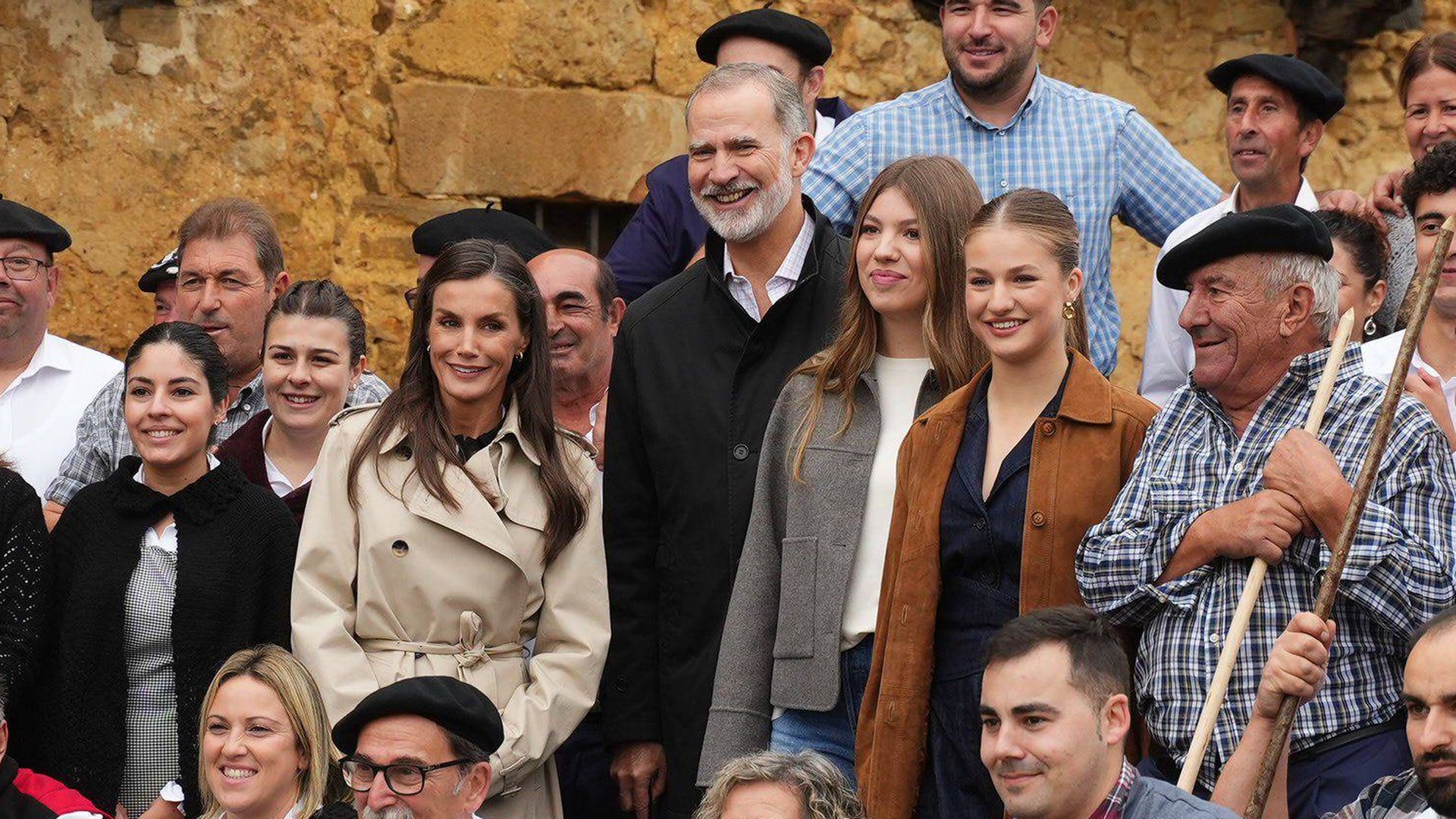 Los reyes y sus hijas entregan el Premio al 'Pueblo Ejemplar de Asturias 2025' a la Parroquia de Valdesoto