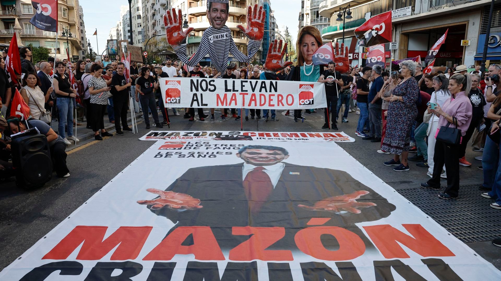Vista de la duodécima manifestación bajo el lema "Mazón dimissió" contra la gestión de la dana que hizo el president de la Generalitat, Carlos Mazón