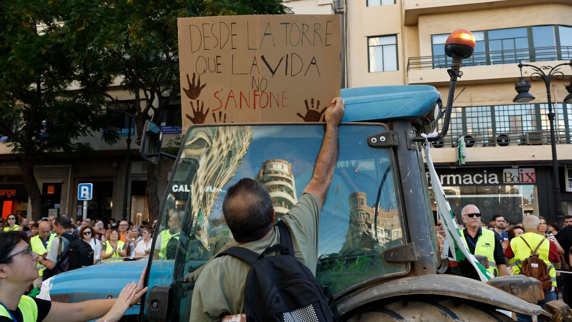 Vista de la duodécima manifestación bajo el lema "Mazón dimissió" contra la gestión de la dana que hizo el president de la Generalitat, Carlos Mazón