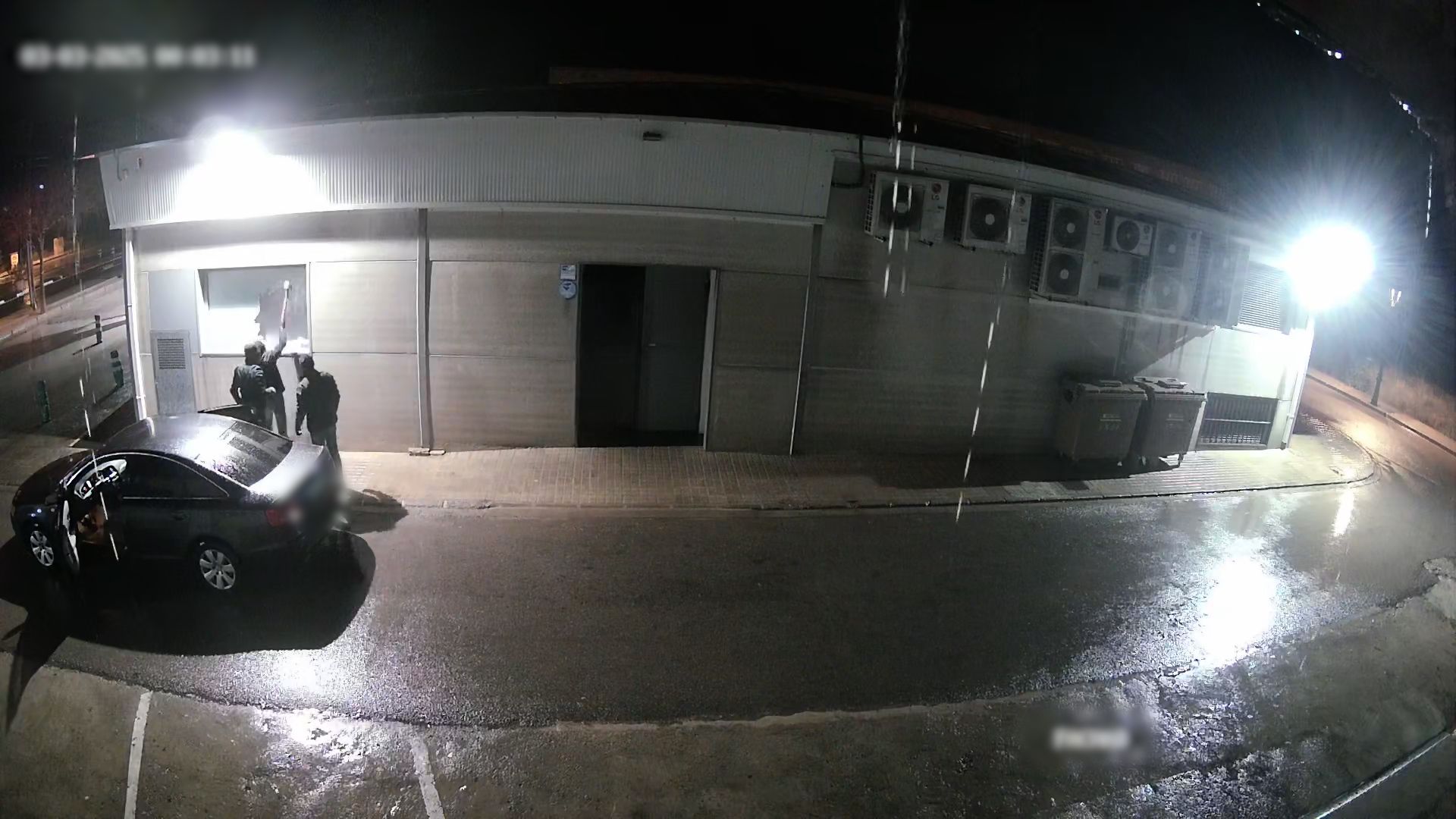 Banda de ladrones en los exteriores de una nave antes de robar