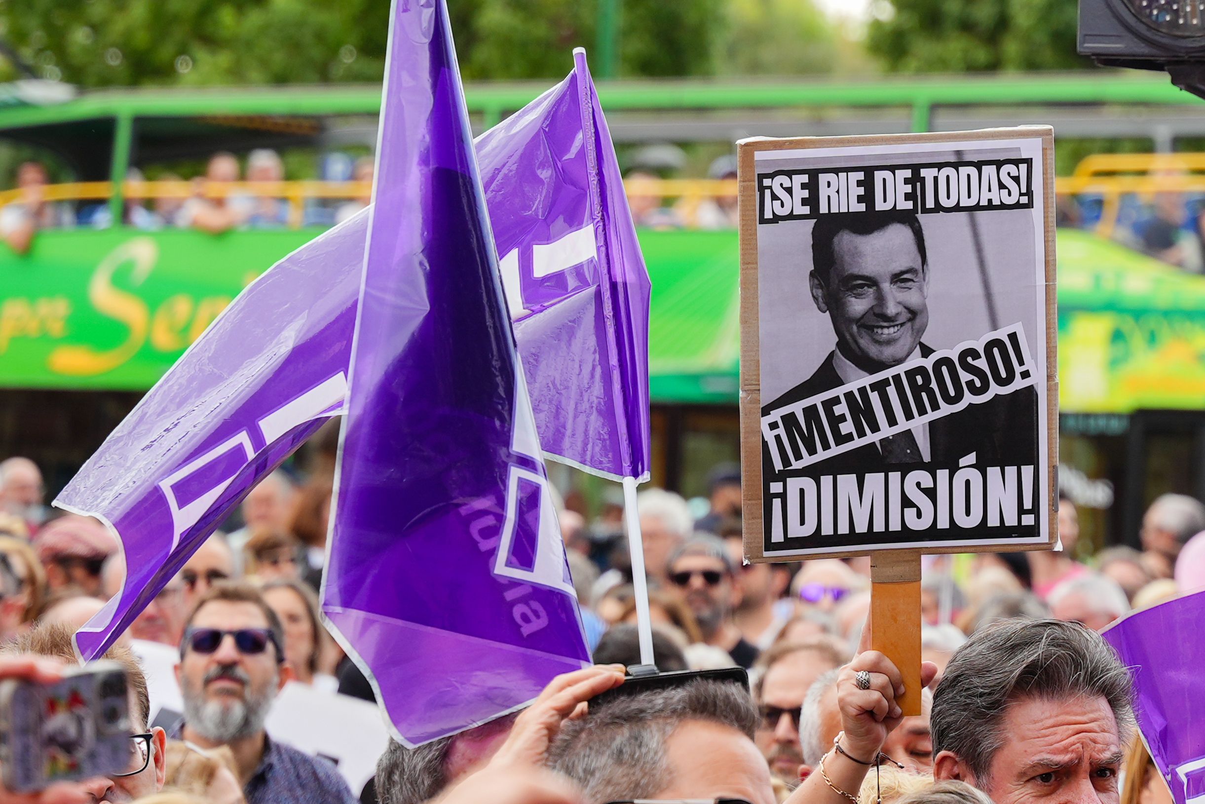 Cartel para pedir la dimisión de Juanma Moreno, acusado de "mentiroso y que se ríe de todas"