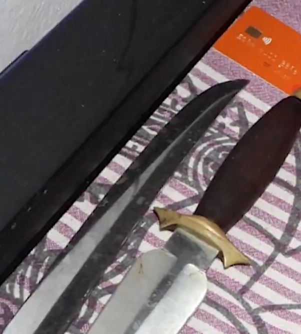 Dos cuchillos de larga hoja