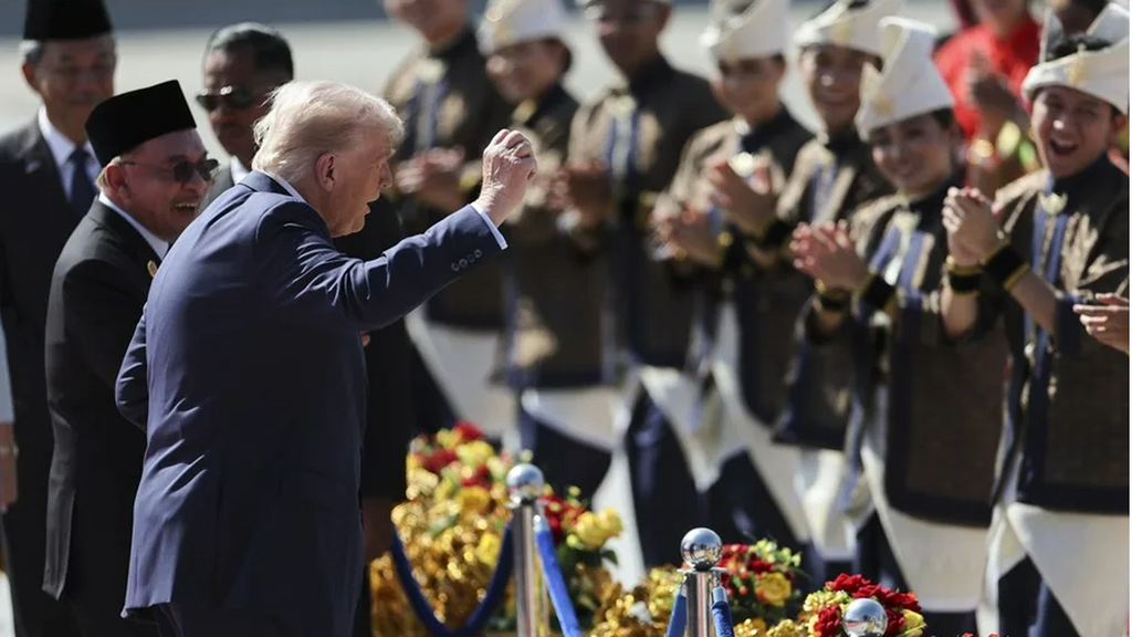 El animado baile de Trump a su llegada a Malasia tras anunciar un aumento del 10% en los aranceles a Canadá