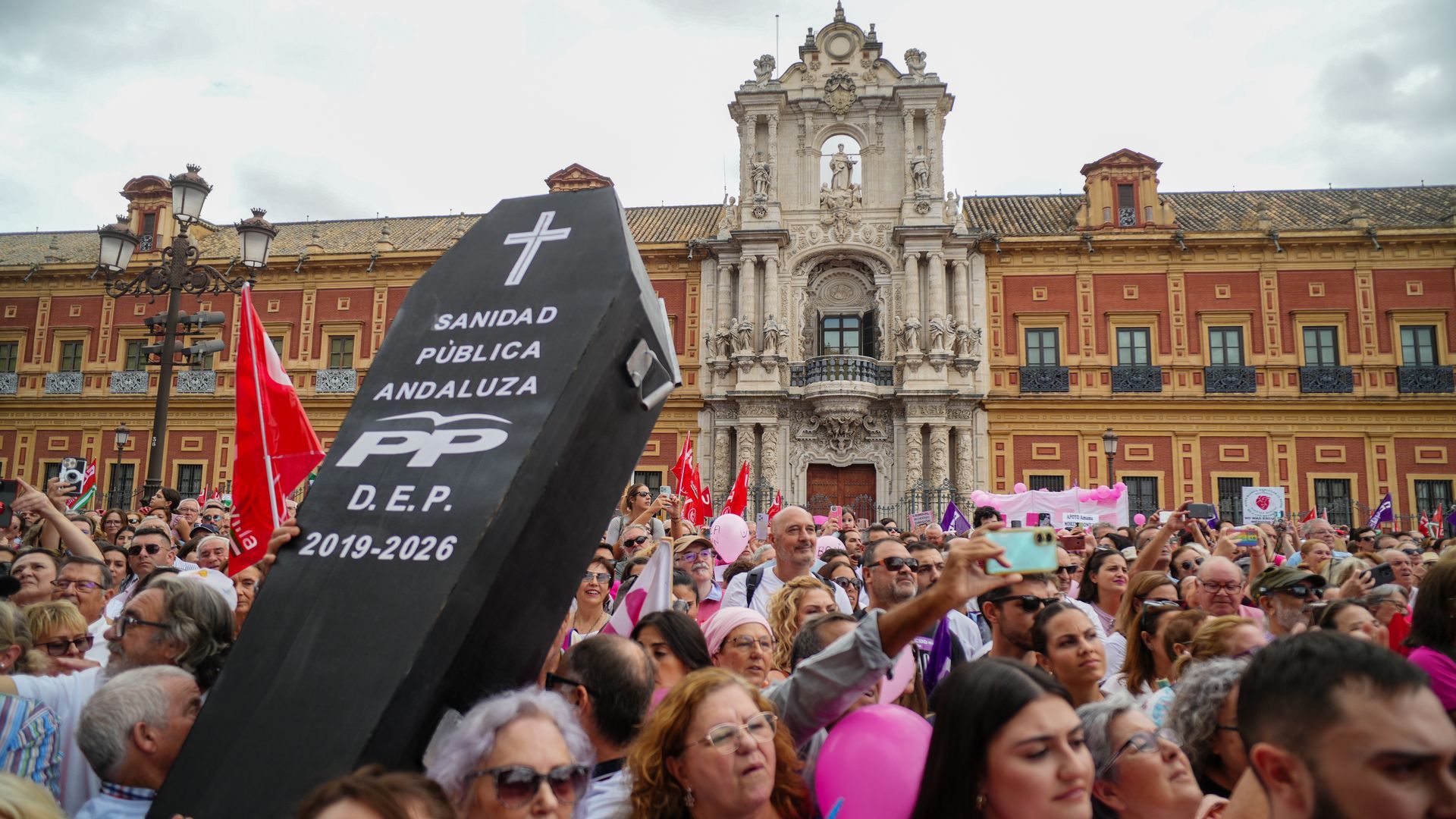 Manifestación contra la gestión de la sanidad pública andaluza frente al Palacio de San Telmo en Sevilla