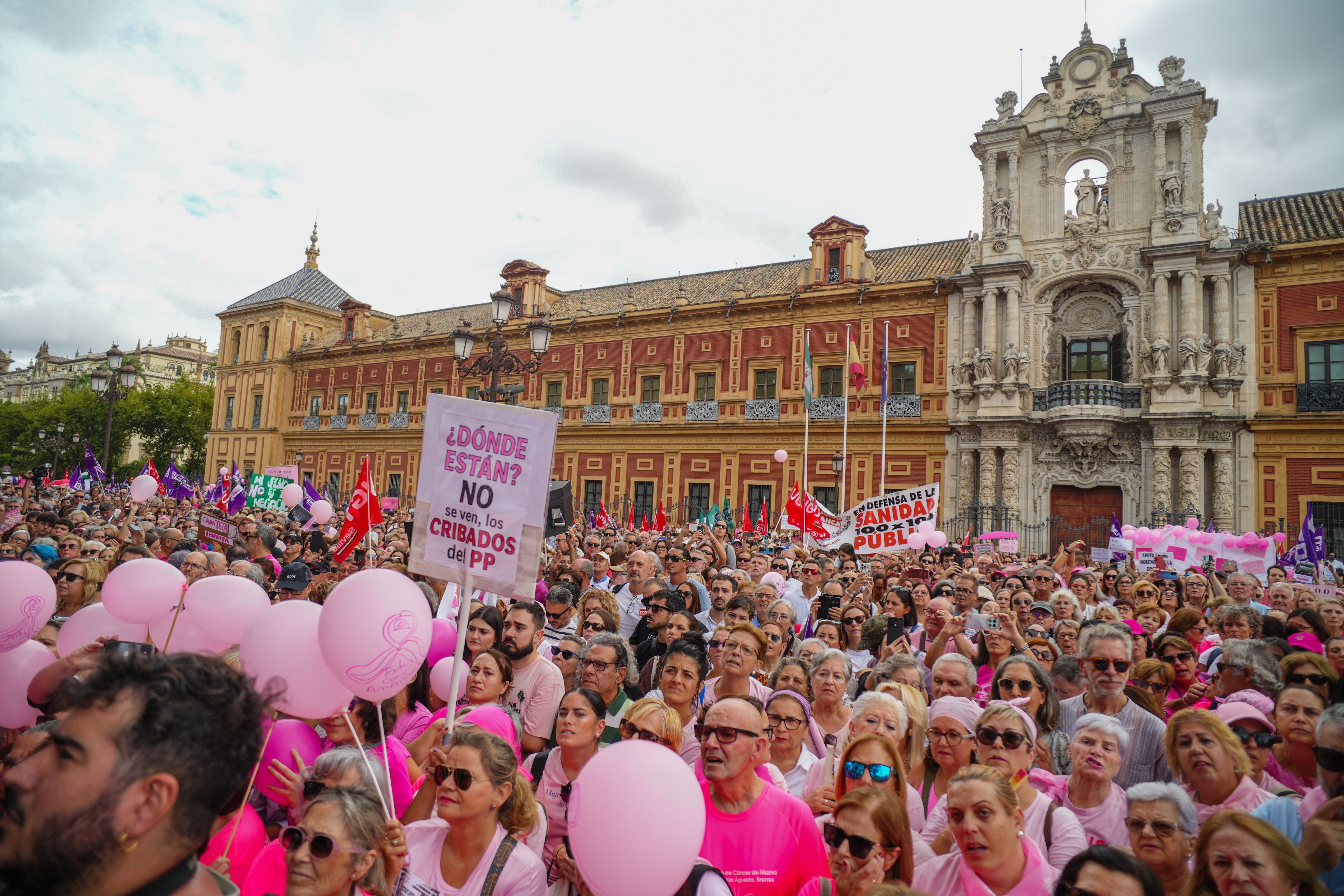 Manifestación de asociaciones del cáncer de mama en Sevilla tras la crisis de cribados