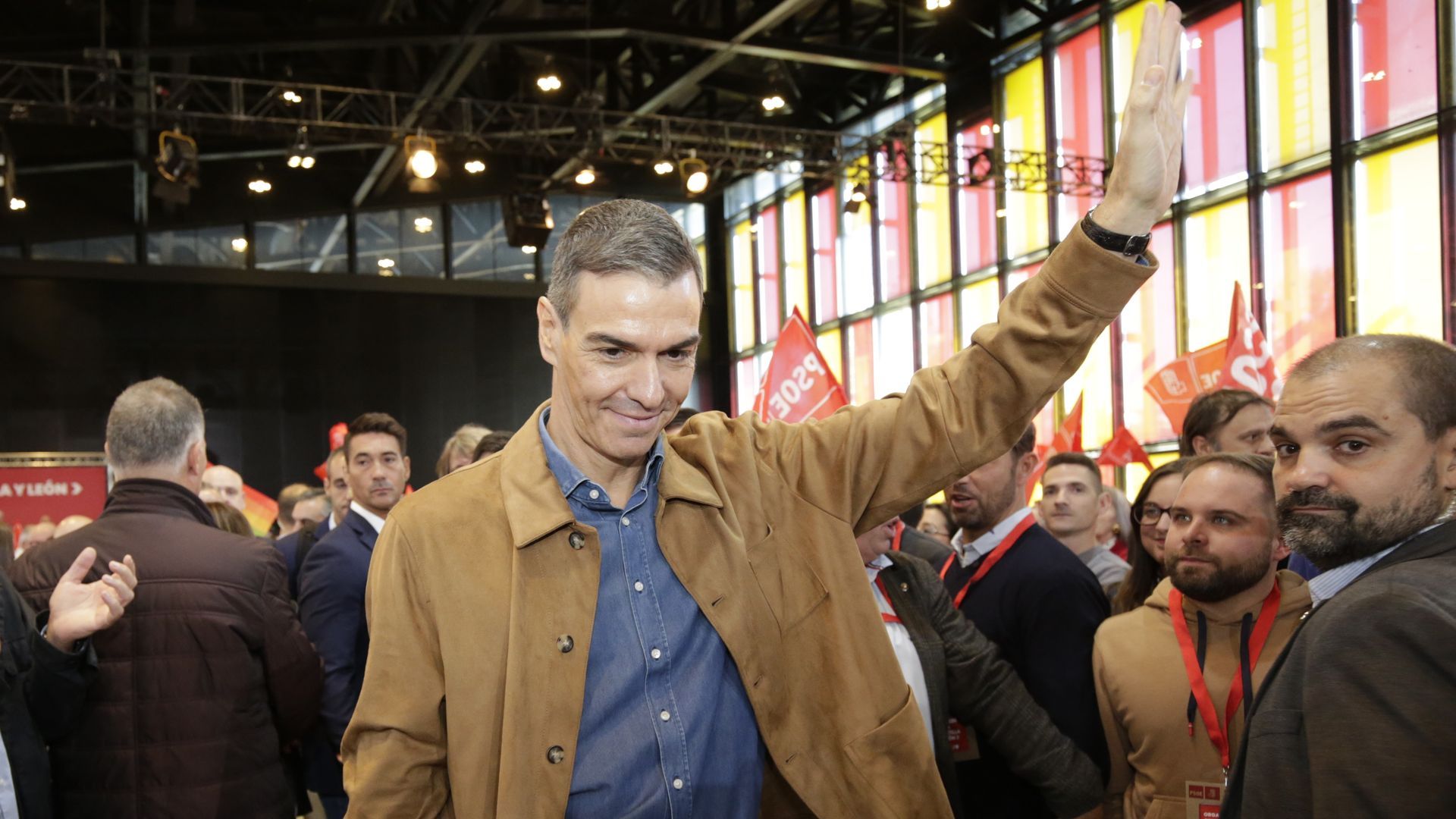 Pedro Sánchez considera "indecente" que Feijóo y Abascal mantengan a Mazón después de la DANA Pedro Sánchez considera "indecente" que Feijóo y Abascal mantengan a Mazón después de la DANA