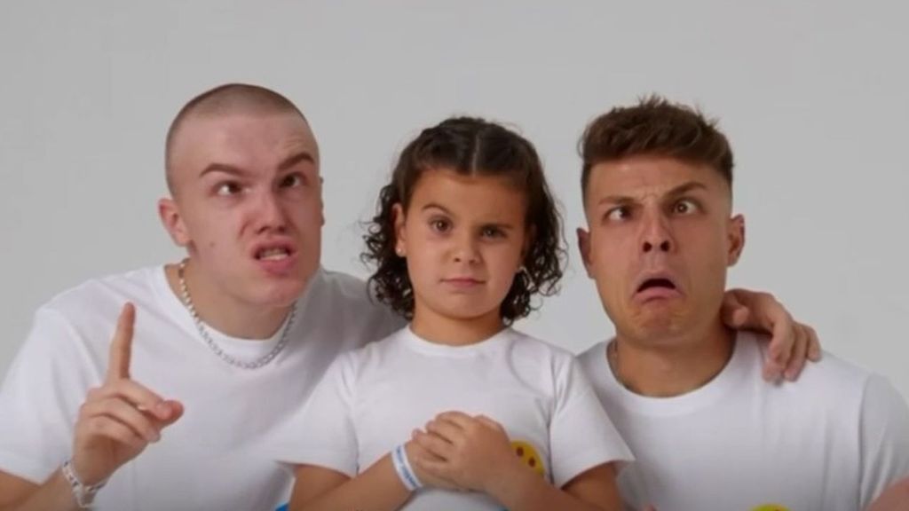 Un calendario solidario reúne a rostros como Iker Jiménez y Xuso Jones con niños y jóvenes de la fundación 'Sonrisas Sin Cáncer'