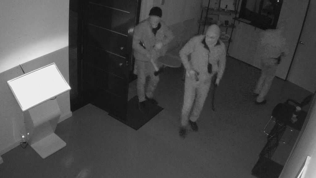 Tres ladrones encapuchados