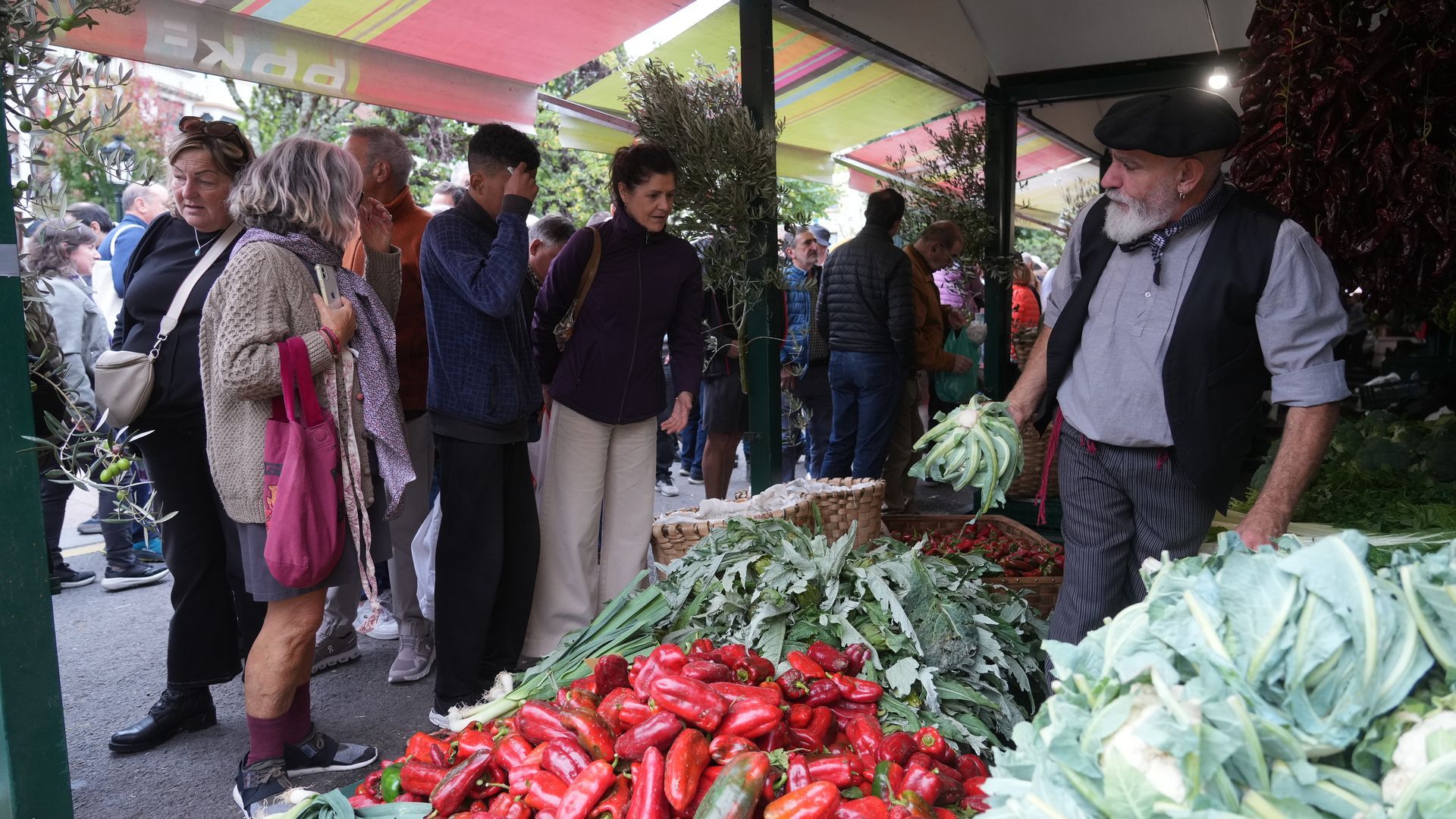 Asistentes al mercado del Último lunes de Gernika