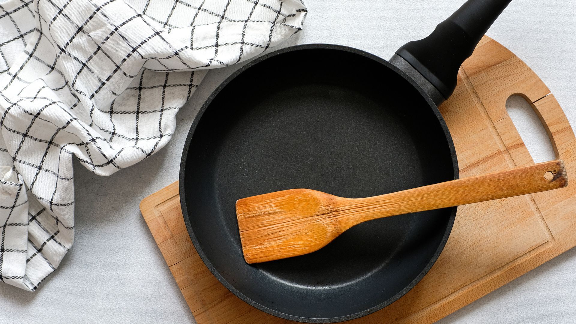 El chef jerezano da un truco con el que recuperar tus sartenes desgastadas