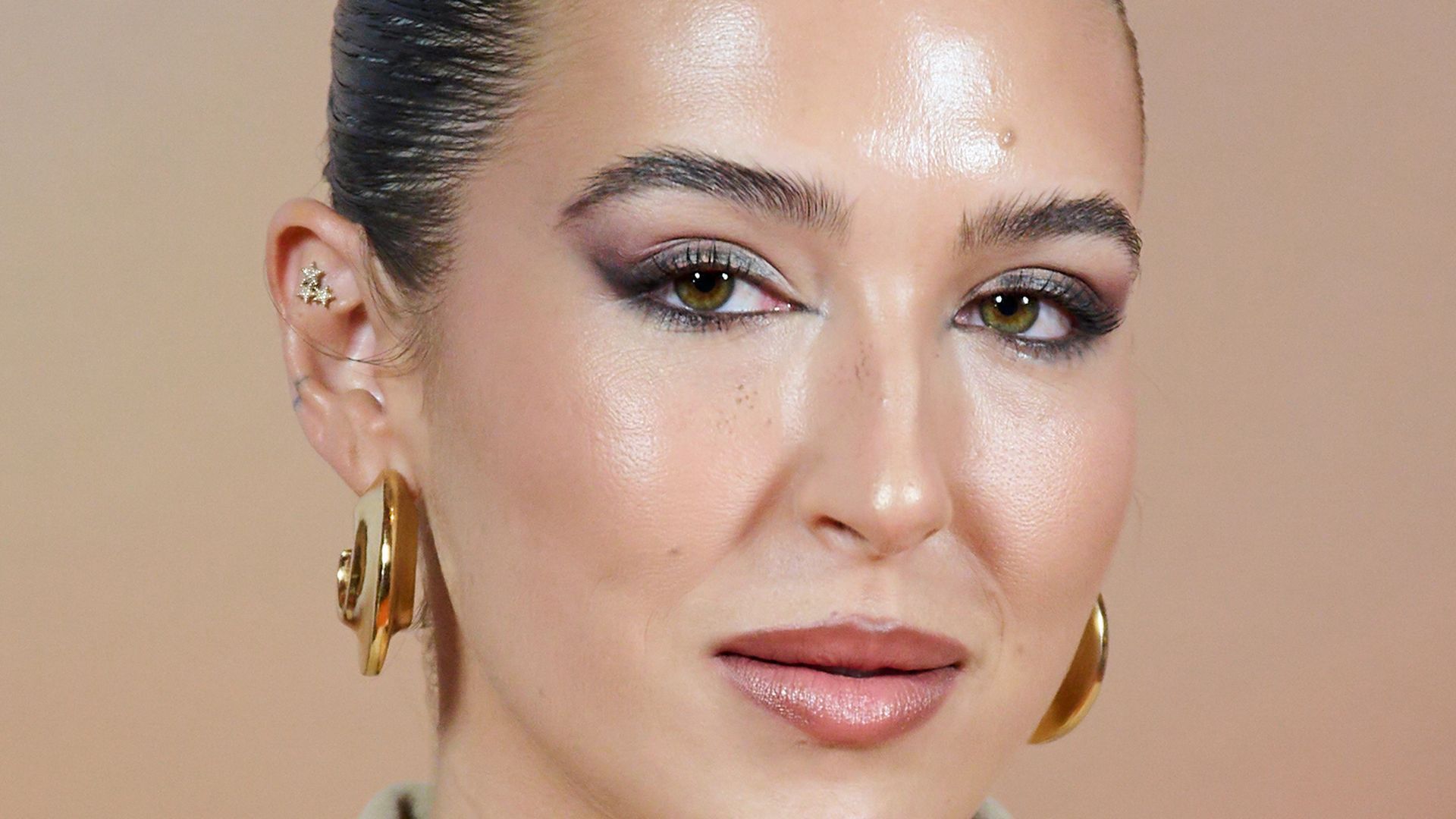 El look rosa empolvado con escotazo y bra de Alba Díaz en la Gran Canaria Swim Week 2025