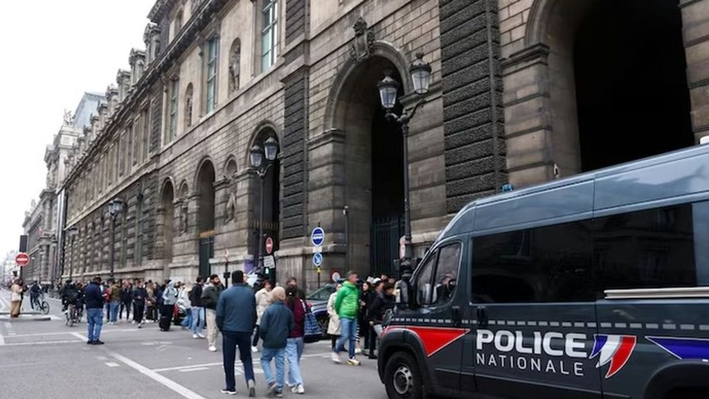 El Louvre cerró tras el robo ocurrido el pasado domingo a plena luz del día.