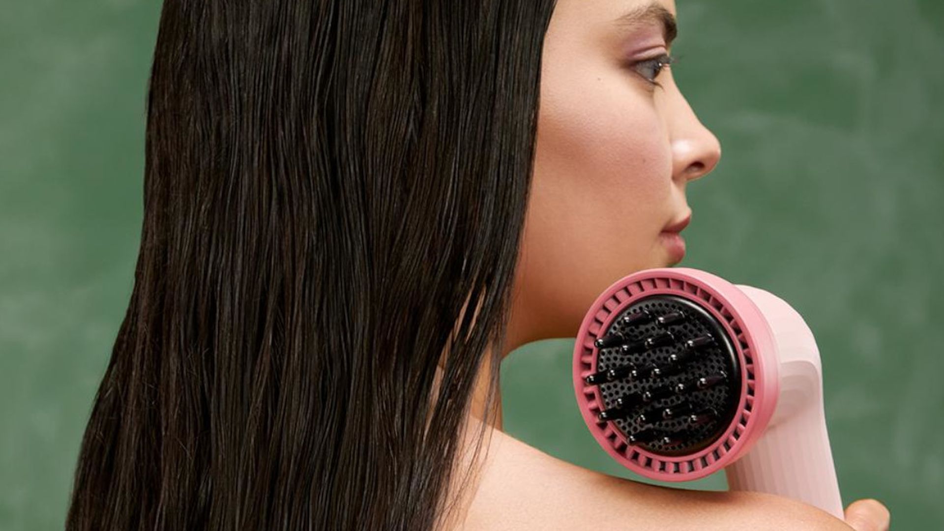 Este es el secador que nutre tu pelo con aceites esenciales: hazte con él por menos de 100€ (antes 329)