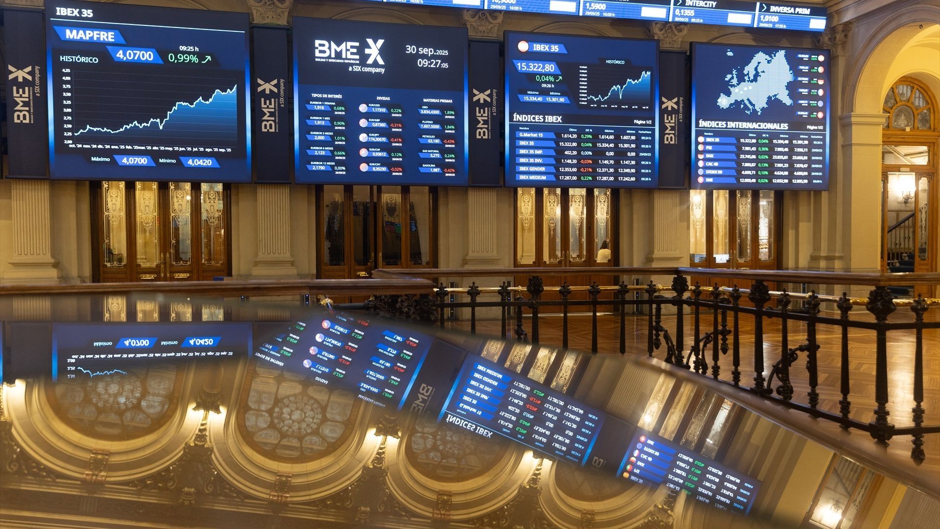 EuropaPress_6991491_paneles_digitales_palacio_bolsa_madrid_30_septiembre_2025_madrid_espana