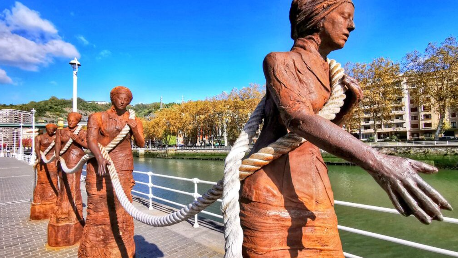Grupo escultórico ‘Las sirgueras’ en homenaje a las mujeres que remolcaban barcos con su fuerza por la ría, en Uribitarte