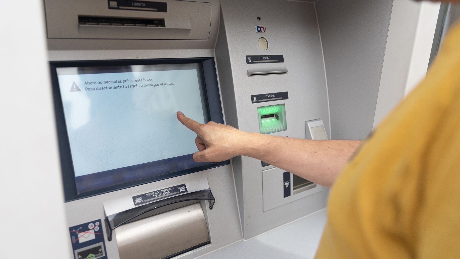 Investigan a una mujer por utilizar presuntamente durante 10 años la tarjeta de un hombre sin su consentimiento