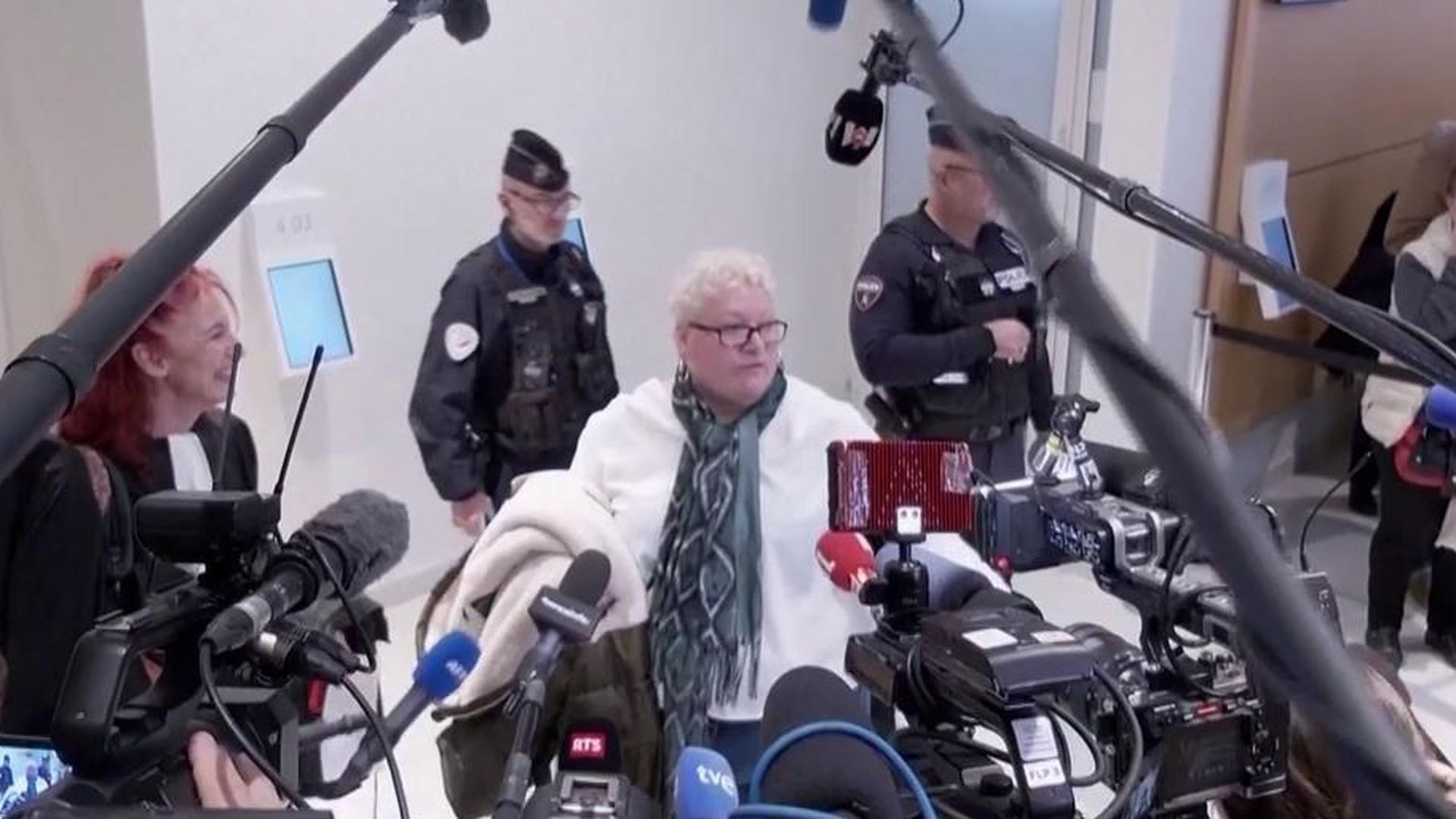 Las imágenes de los acusados por acoso a Brigitte Macron, a su llegada al juzgado: "Tendrían que pedirme disculpas ellos"