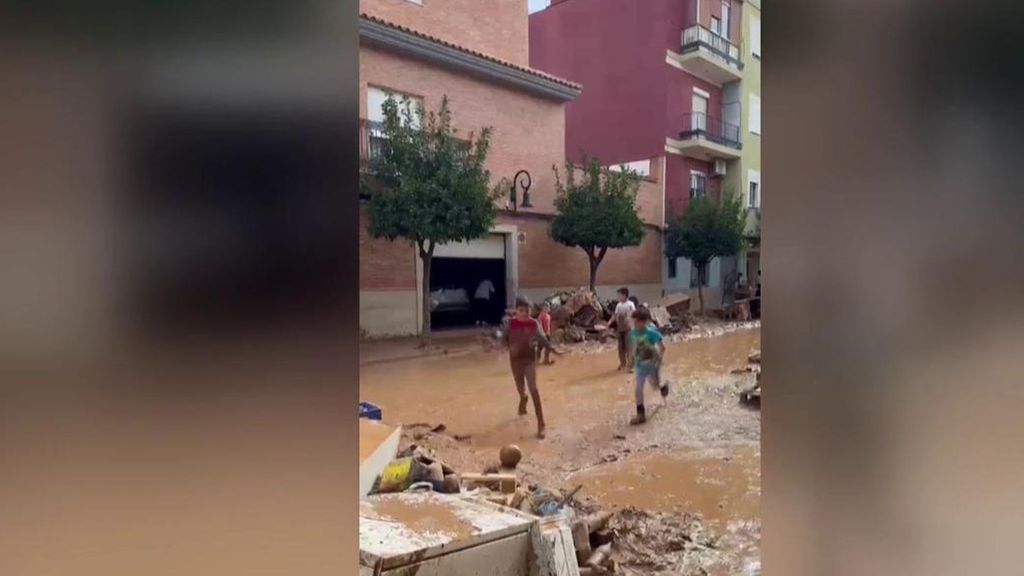 Las secuelas de la DANA en los niños: "Antes saltaba charcos, le encantaba la bañera, ahora si llueve no sale"