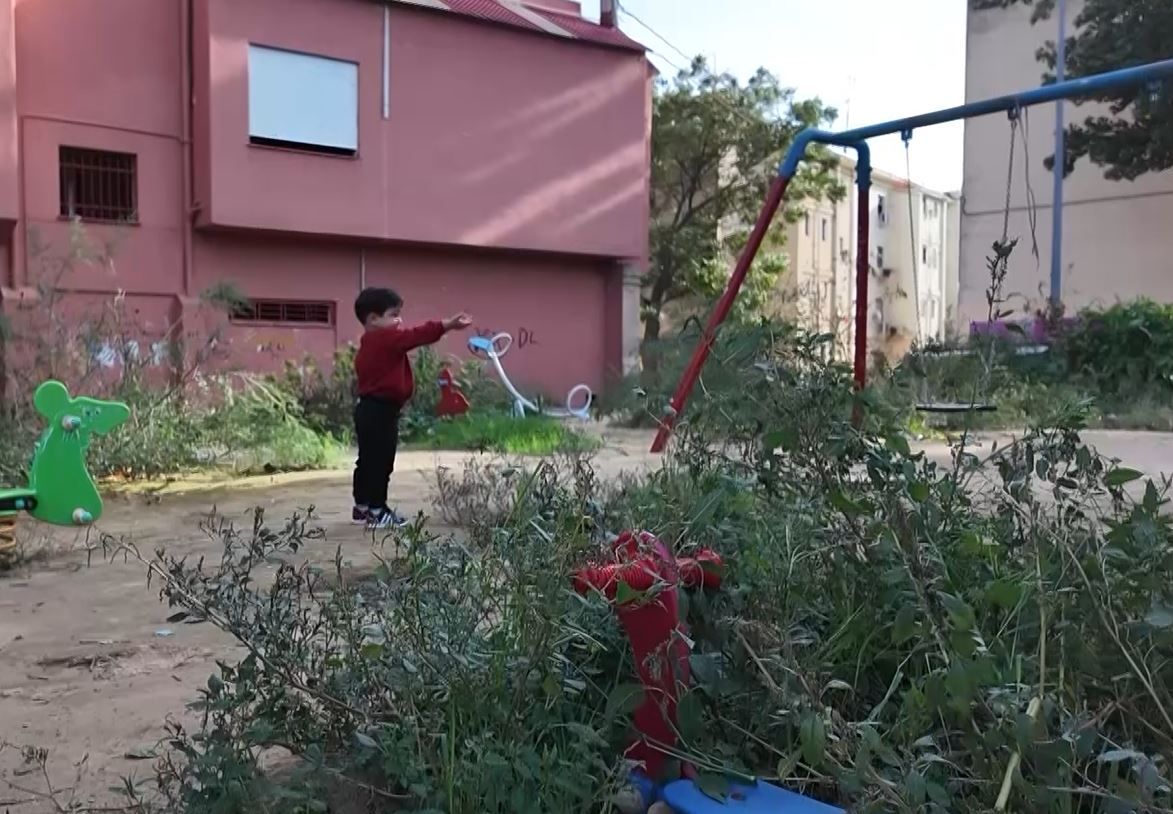 Los niños no pueden jugar en el parque lleno de barro y vegetación