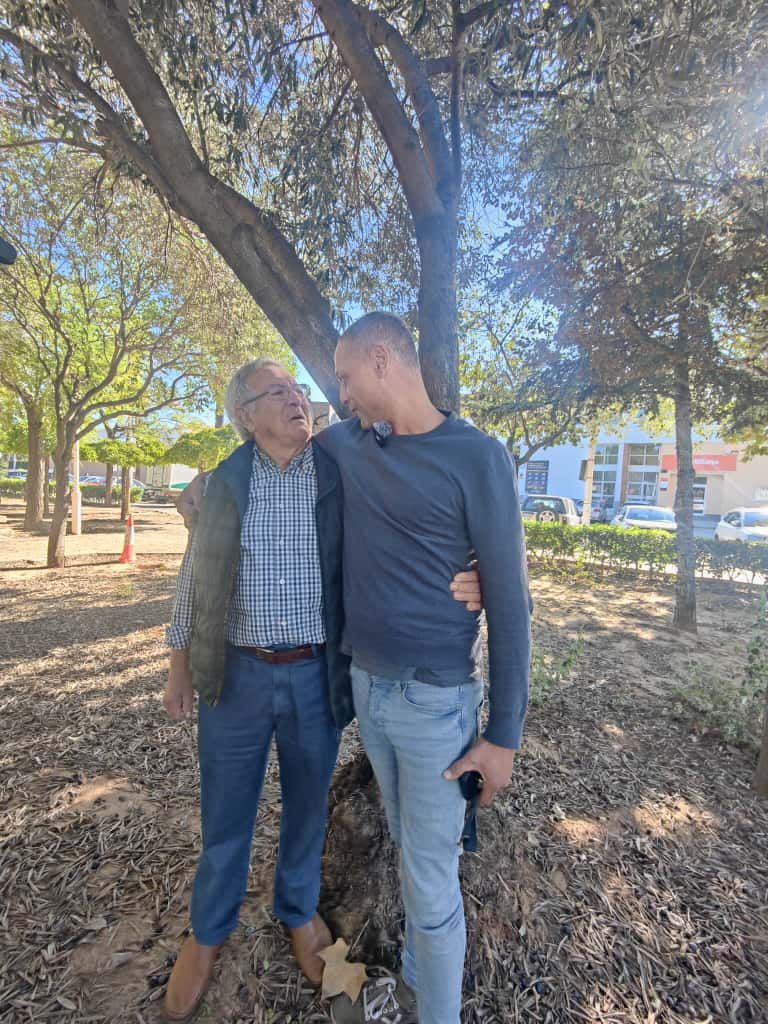 Patricio y Baquir bajo el árbol al que se subieron para ponerse a salvo