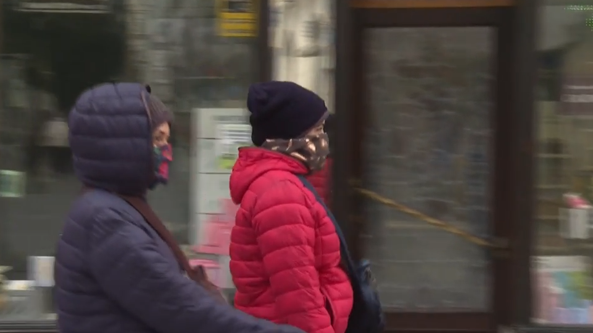 Personas caminando por Lugo con el abrigo puesto