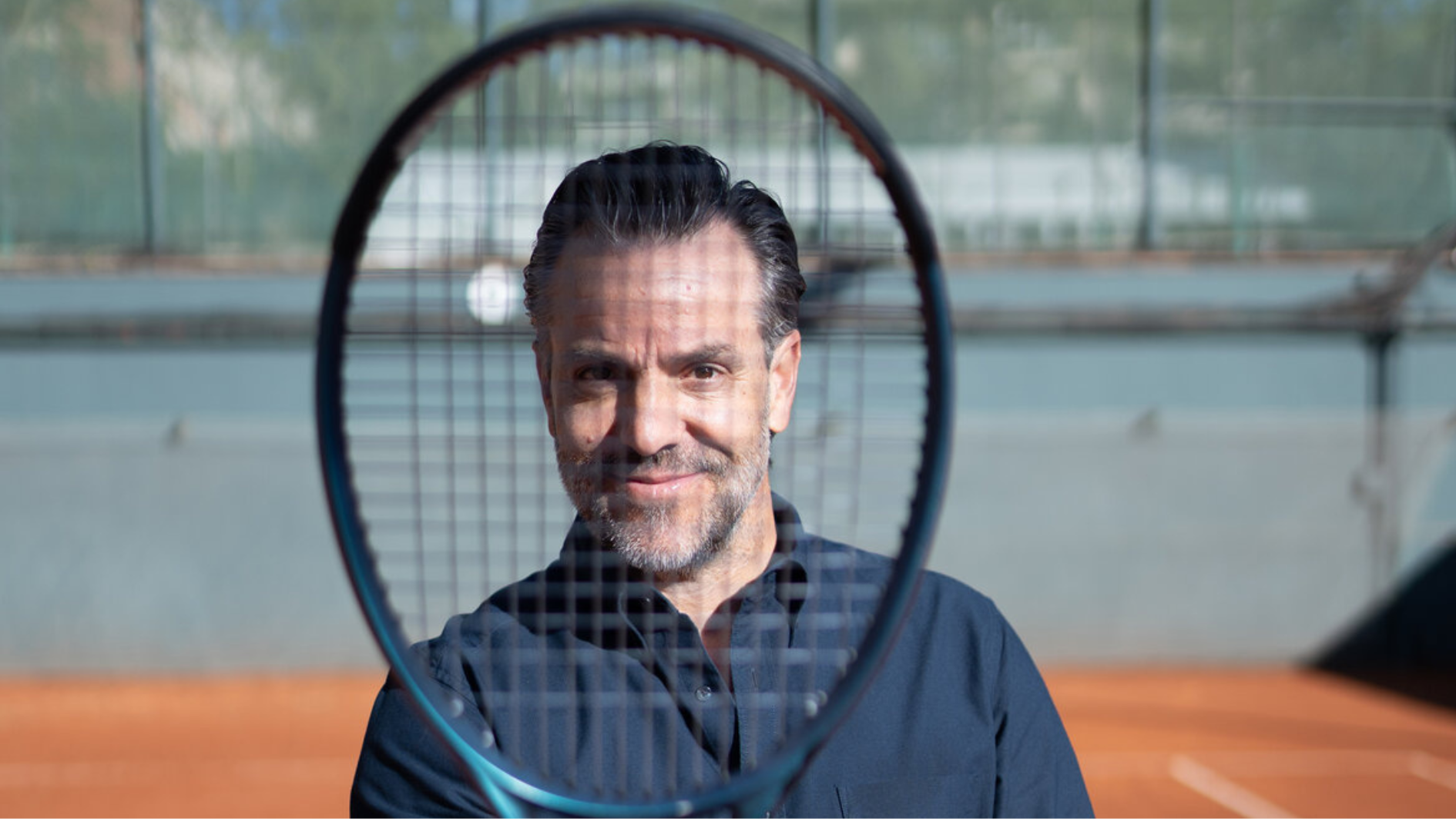 Roberto Carretero posa tras una raqueta