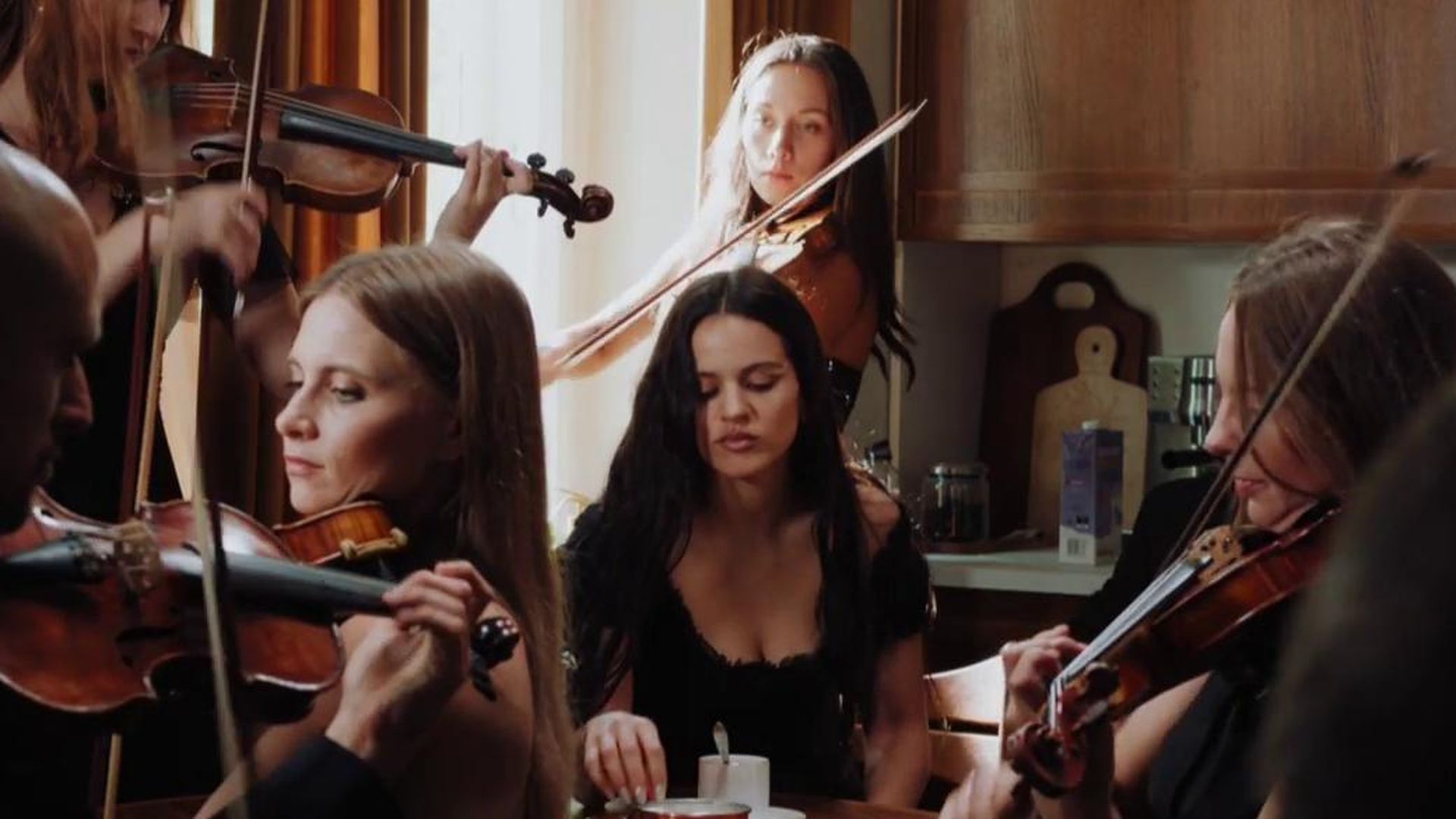 Rosalía sorprende en alemán y con voz de soprano lírica en la mística 'Berghain'