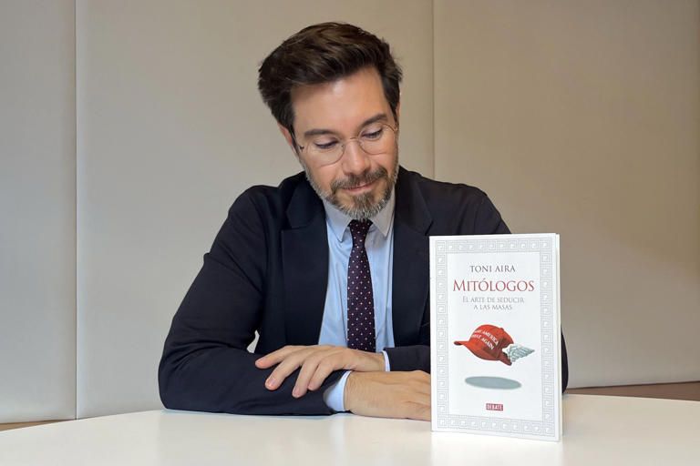 Toni Aira y su libro 'Mitólogos'
