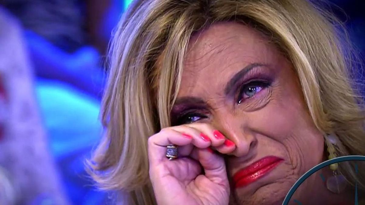 La imagen más dura de Lydia Lozano: derrumbada en plena calle mientras su  marido continúa ingresado