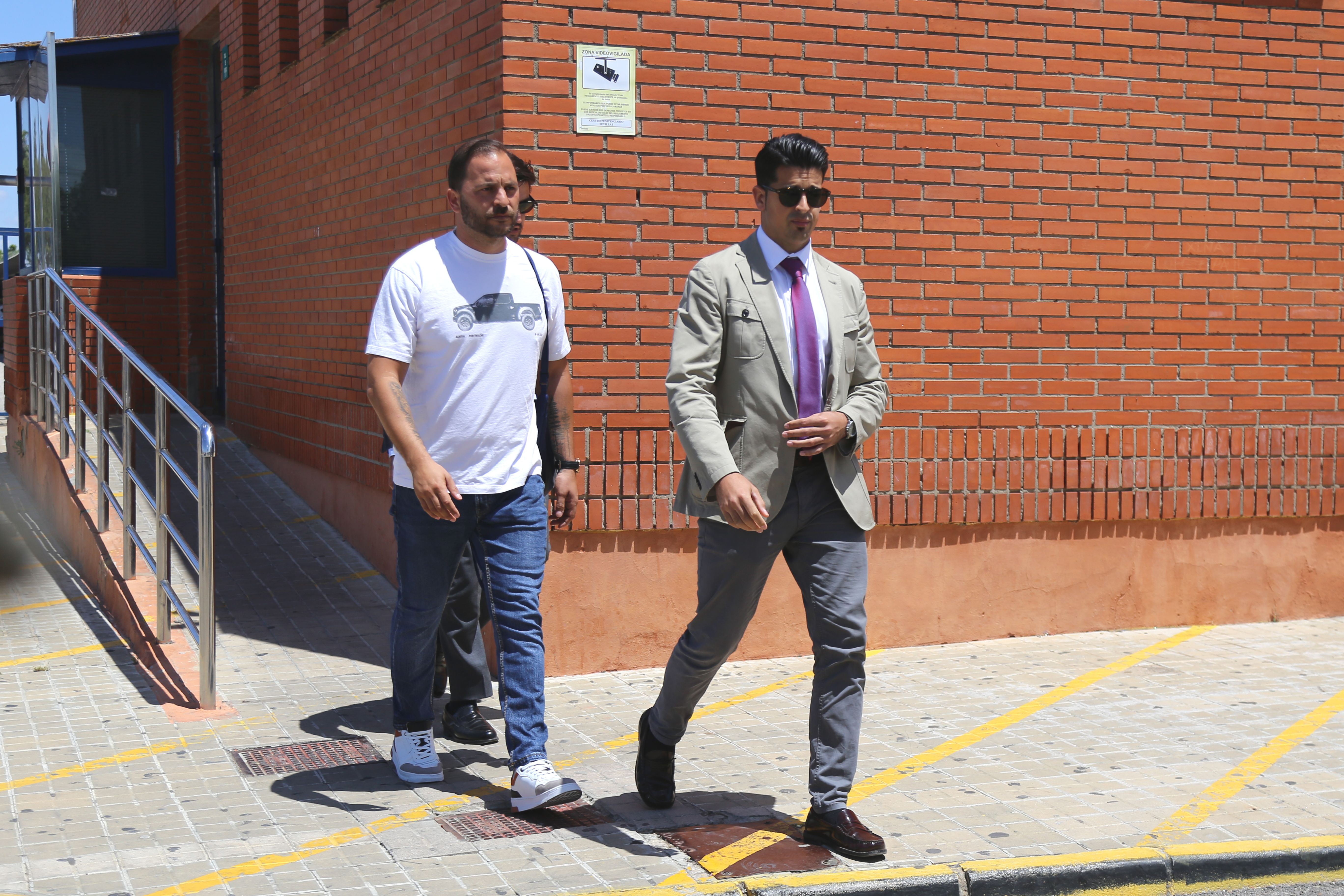 Antonio Tejado cuando salió de prisión provisional en mayo del 2024, junto a su abogado