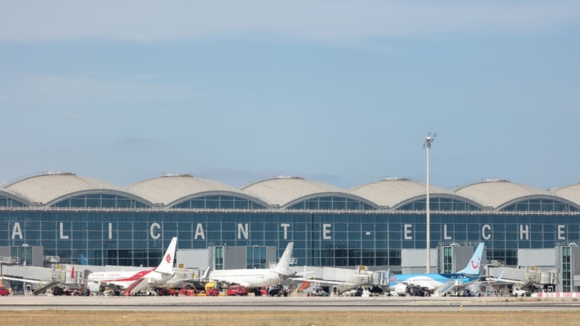 El aeropuerto de Alicante-Elche vuelve a operar tras cerrar dos horas sus instalaciones por el avistamiento de un dron