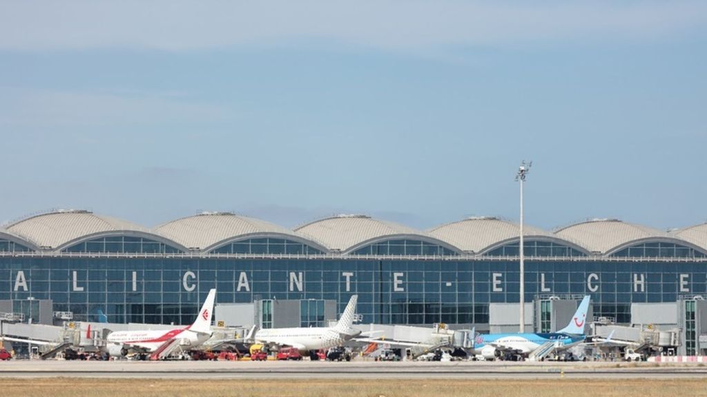 El aeropuerto de Alicante-Elche vuelve a operar tras cerrar dos horas sus instalaciones por el avistamiento de un dron