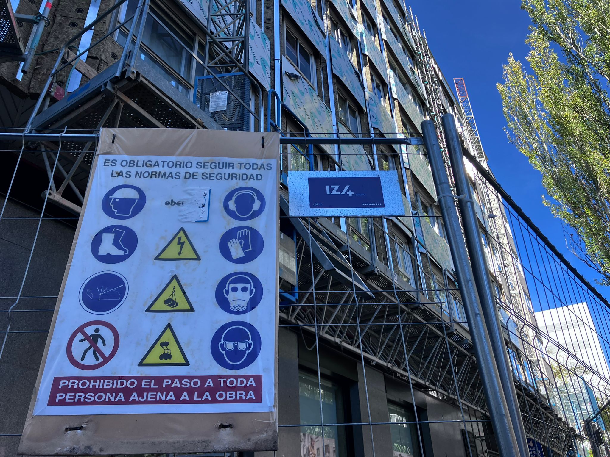 El nombre de la empresa sigue luciendo en los andamios sin retirar