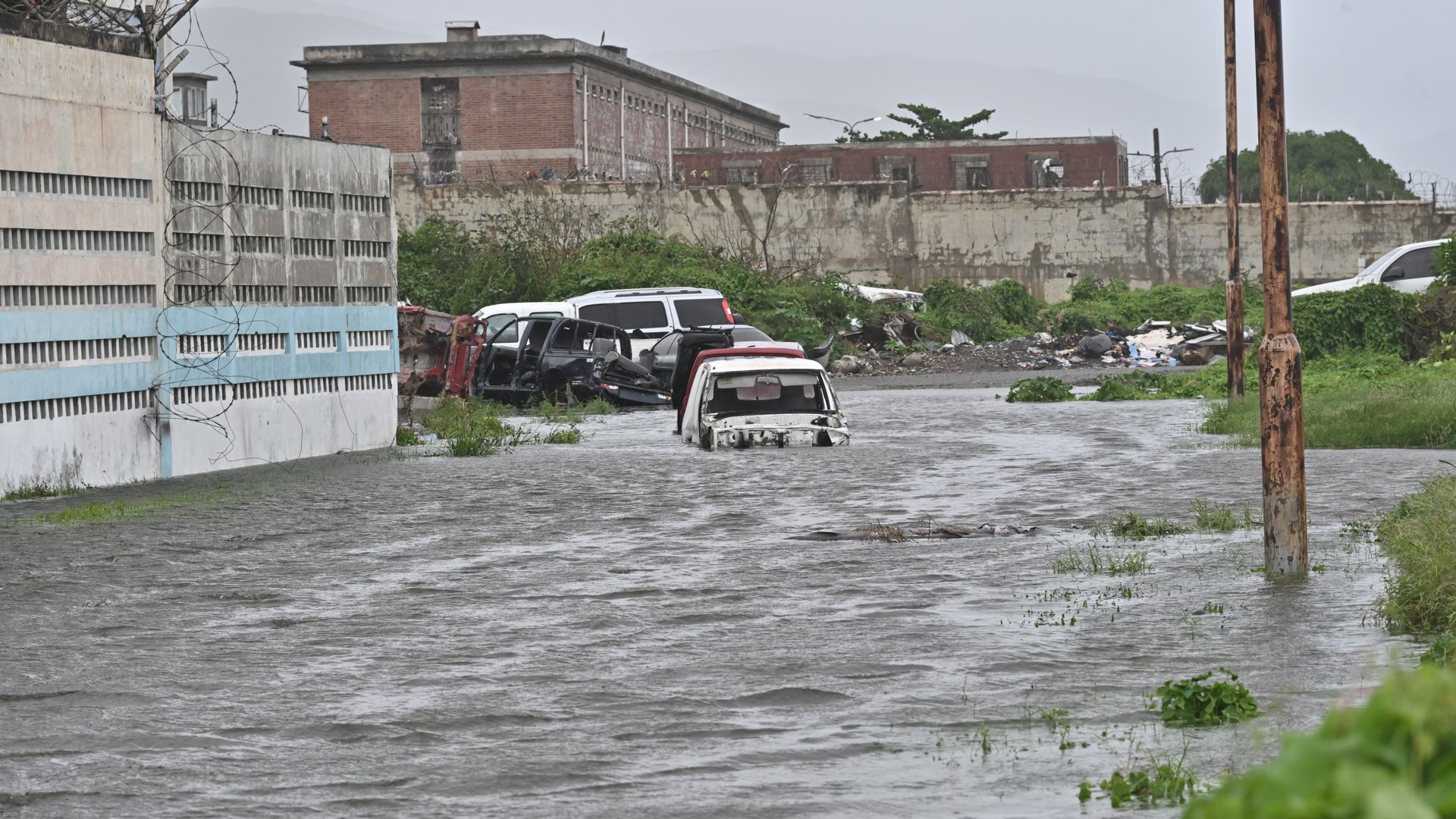 Fotografía de una calle inundada debido al paso del huracán Melissa este martes, en Kingston (Jamaica)