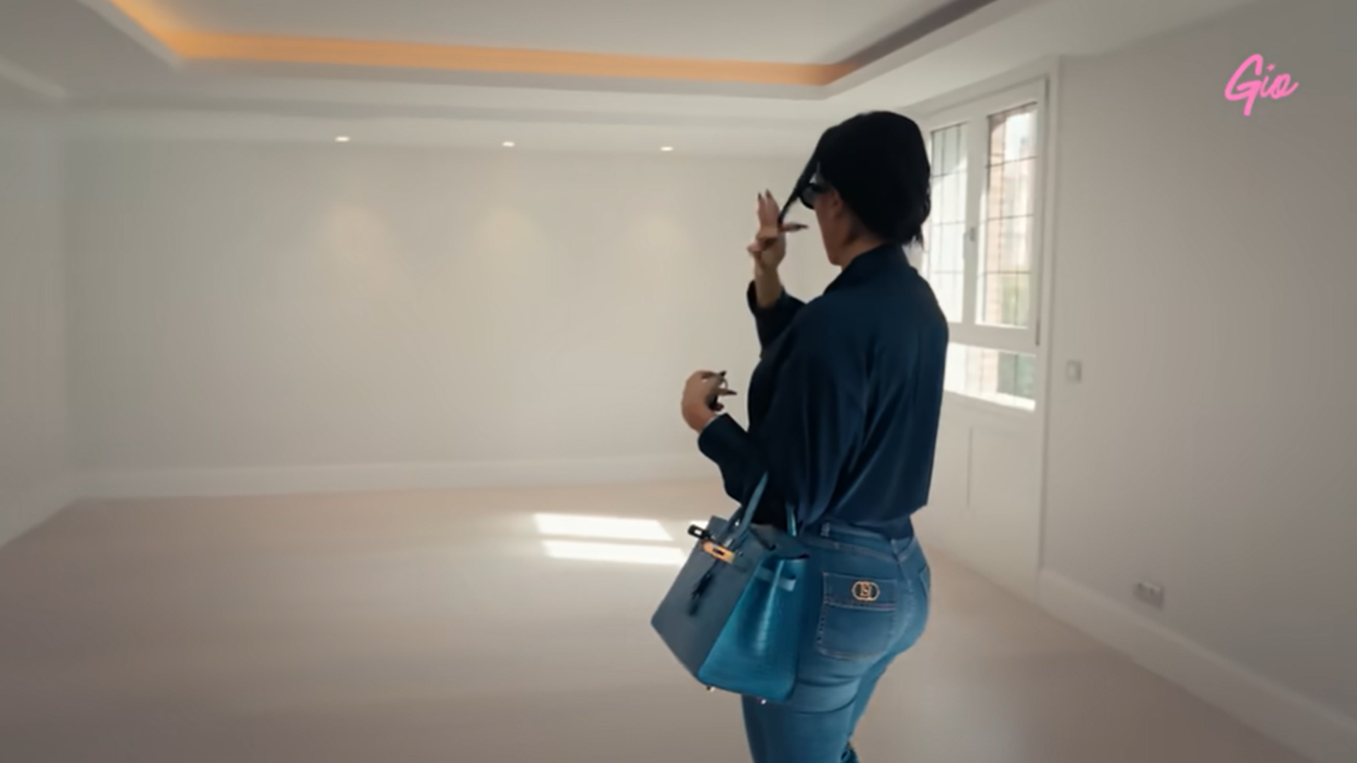 Georgina Rodríguez enseñando el hueco donde quiere poner el sofá