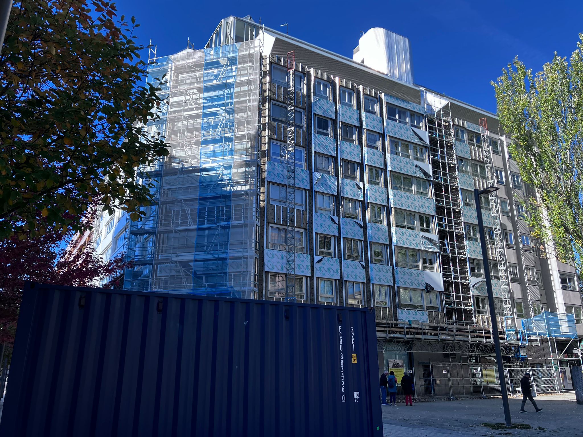 Hace meses que los andamios siguen instalados en este bloque de Vitoria pero sin rastro de los obreros