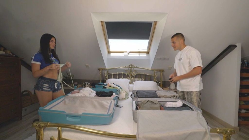 Helena le regala a Rodri para que se acuerde de él en su estancia en 'La isla de las tentaciones 9'... ¡un tanga!: "Quiero que lo pongas en tu mesilla de noche"