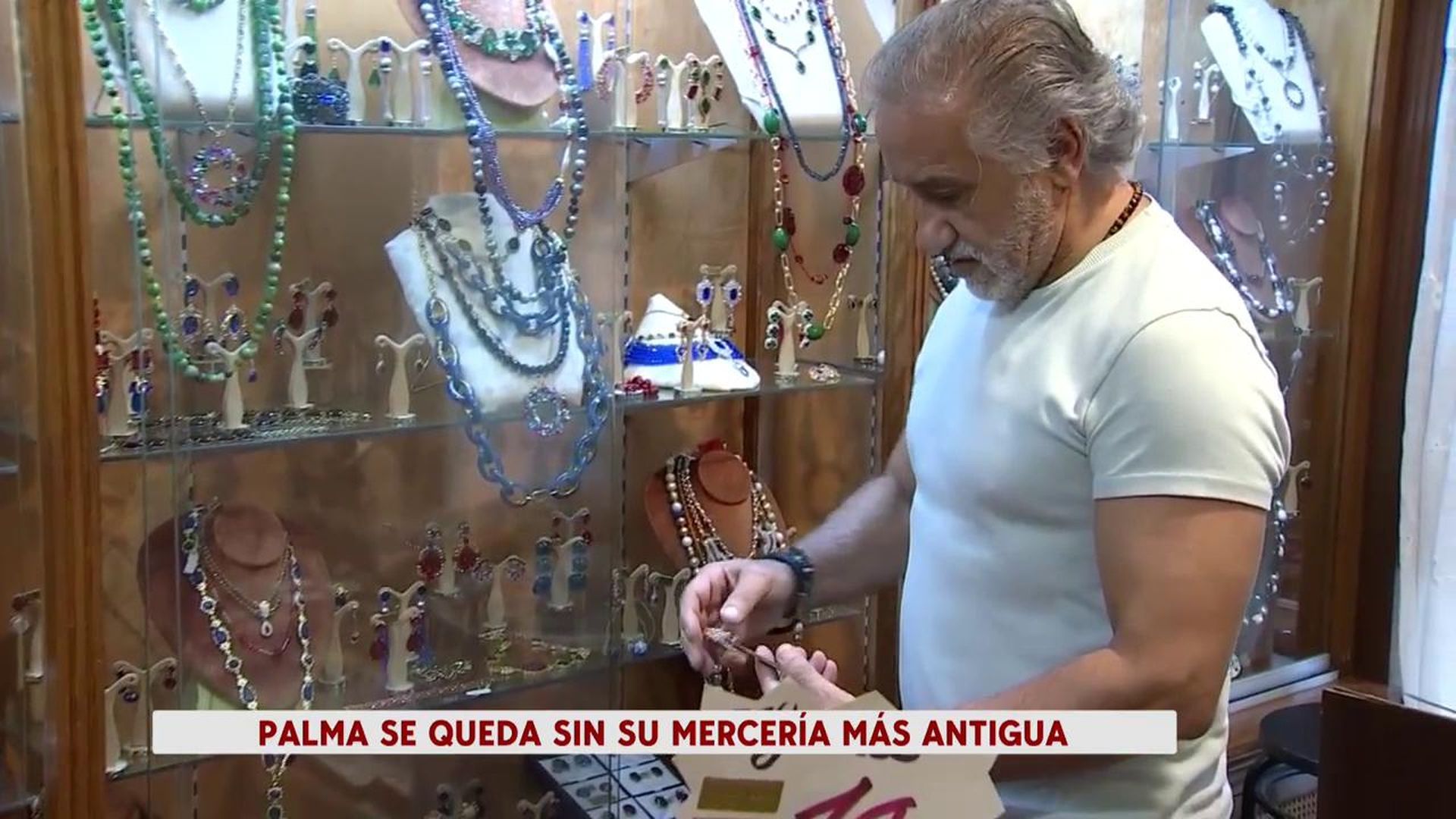 Juan Campins, de la bisuteria Sant Joan, es consciente de la realidad