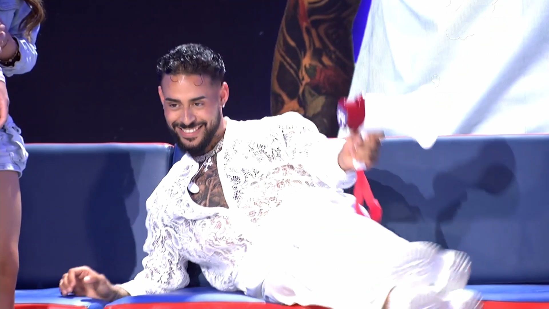 La Jose alcanza el sofá por fin