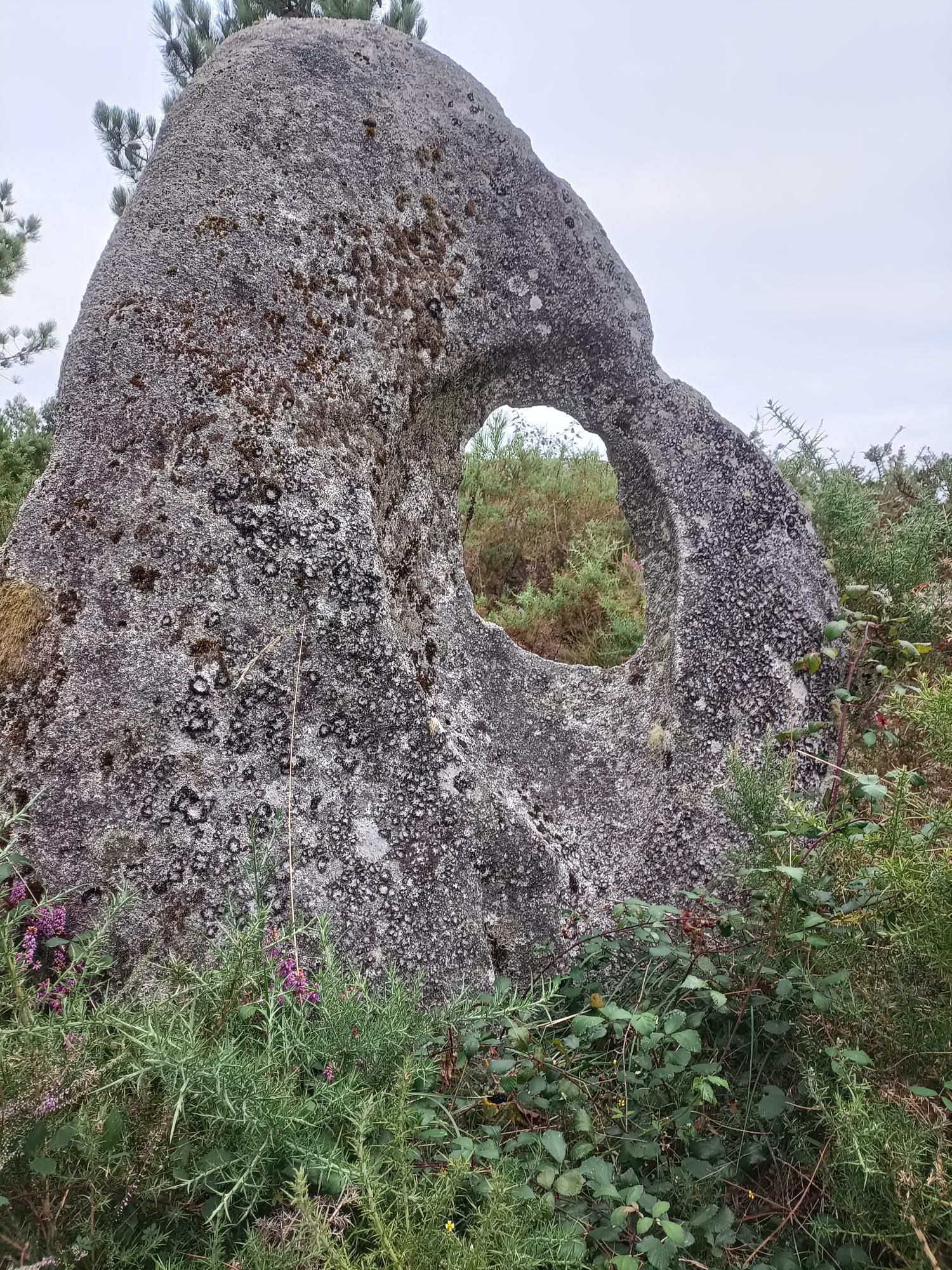 La Pedra Furada o Pedra do Encanto es una losa oval con un peculiar agujero en su interior