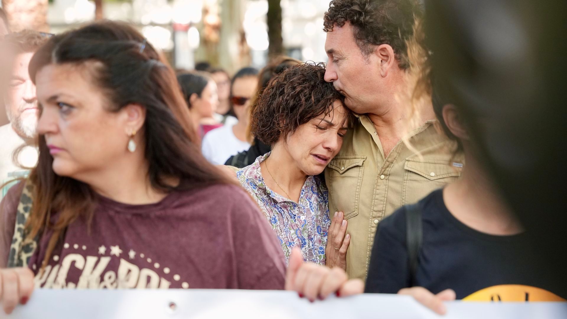 Los padres de Sandra Peña, durante la manifestación en Sevilla este martes