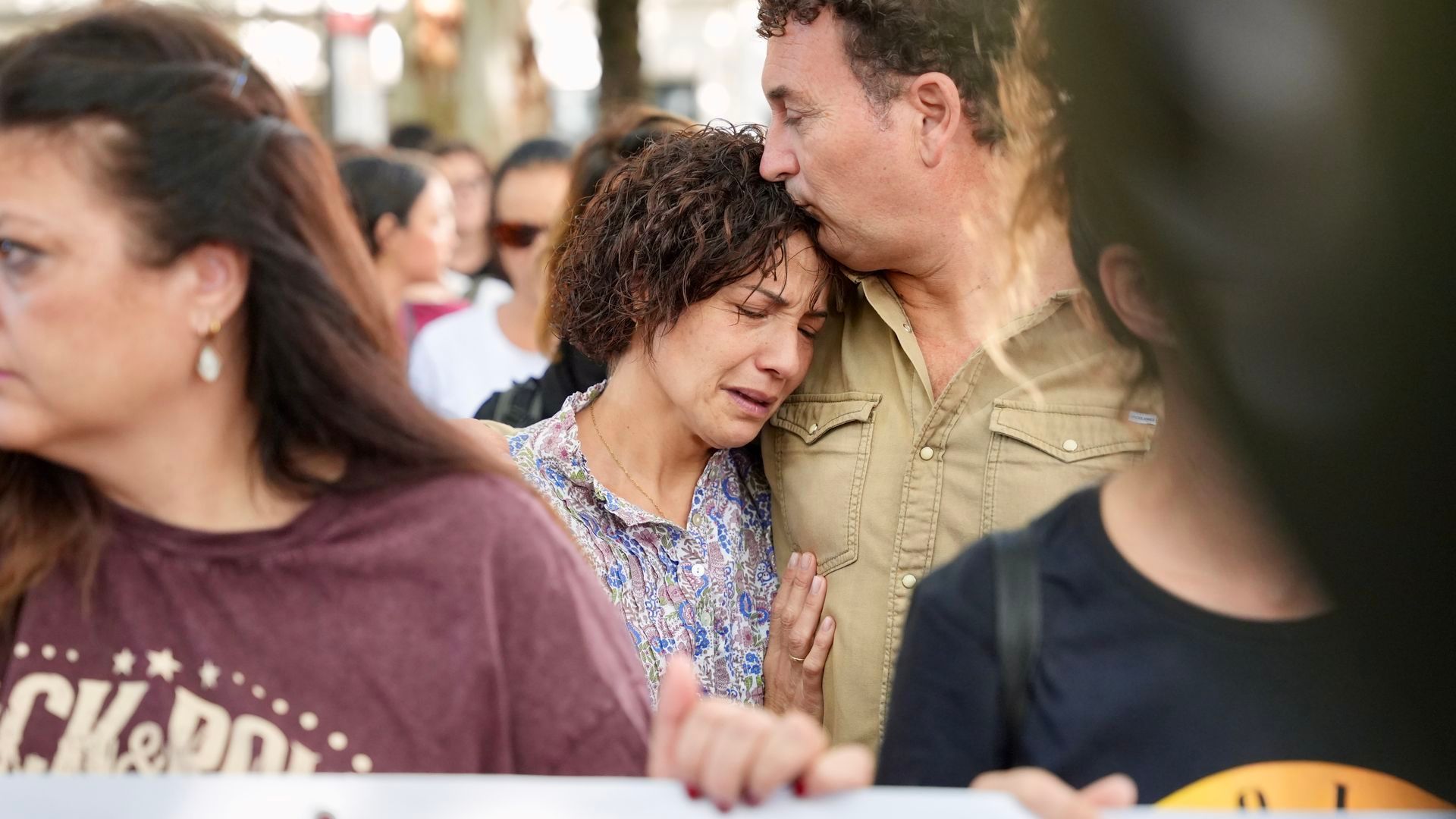 Los padres de Sandra Peña, entre lágrimas y abrazados en la protesta contra el acoso escolar en Sevilla: "Se encuentran bastante mal"