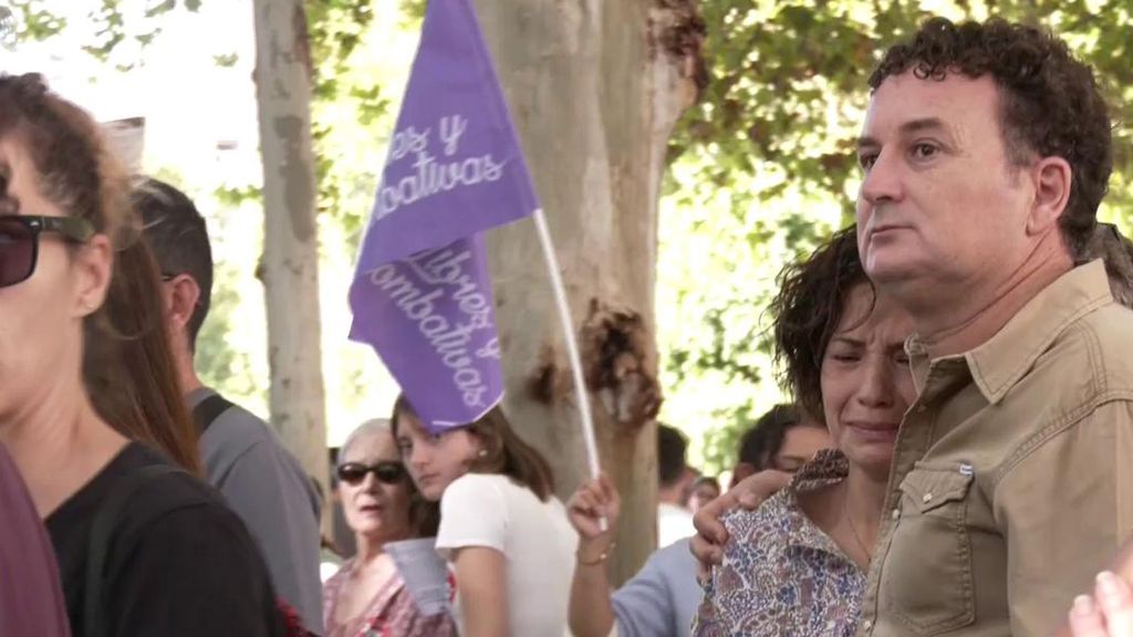 Los padres de Sandra y la madre de Kira,  rotos en la manifestación contra el bullying