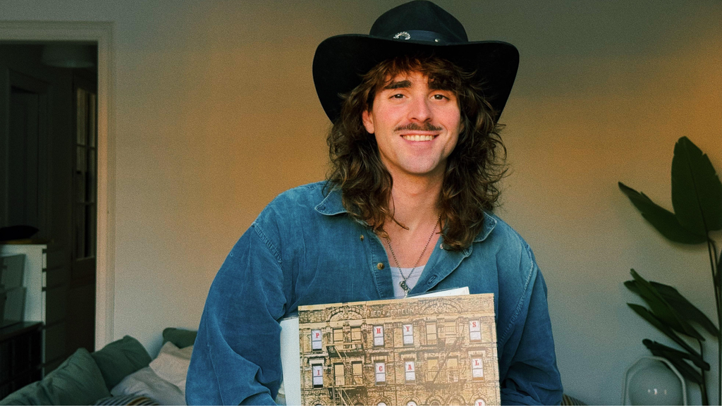 Óscar Giménez posa con algunos de sus vinilos