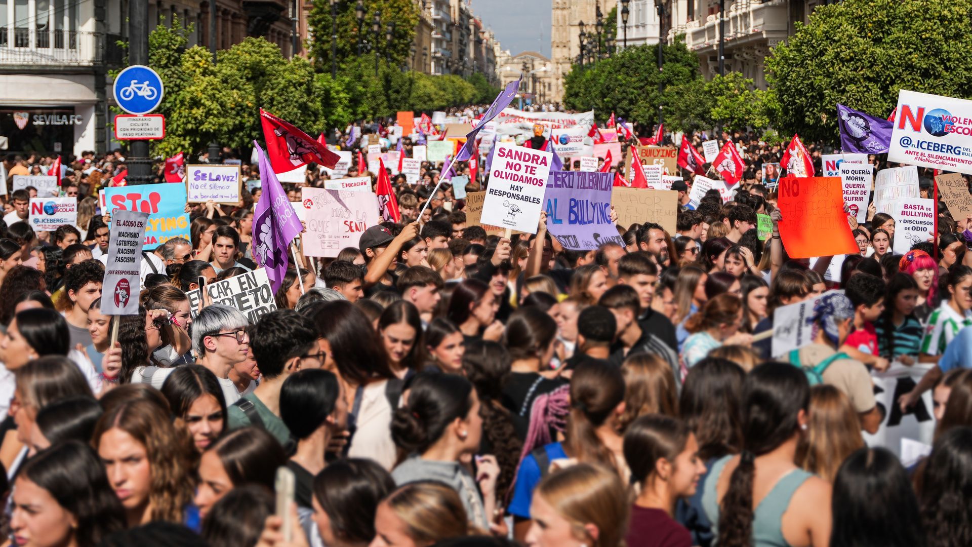 Miles de estudiantes se manifiestan contra el bullying en toda España tras el caso de Sandra Peña