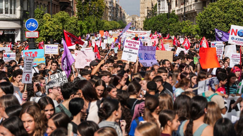 Protesta contra el acoso escolar por el caso Sandra Peña en Sevilla