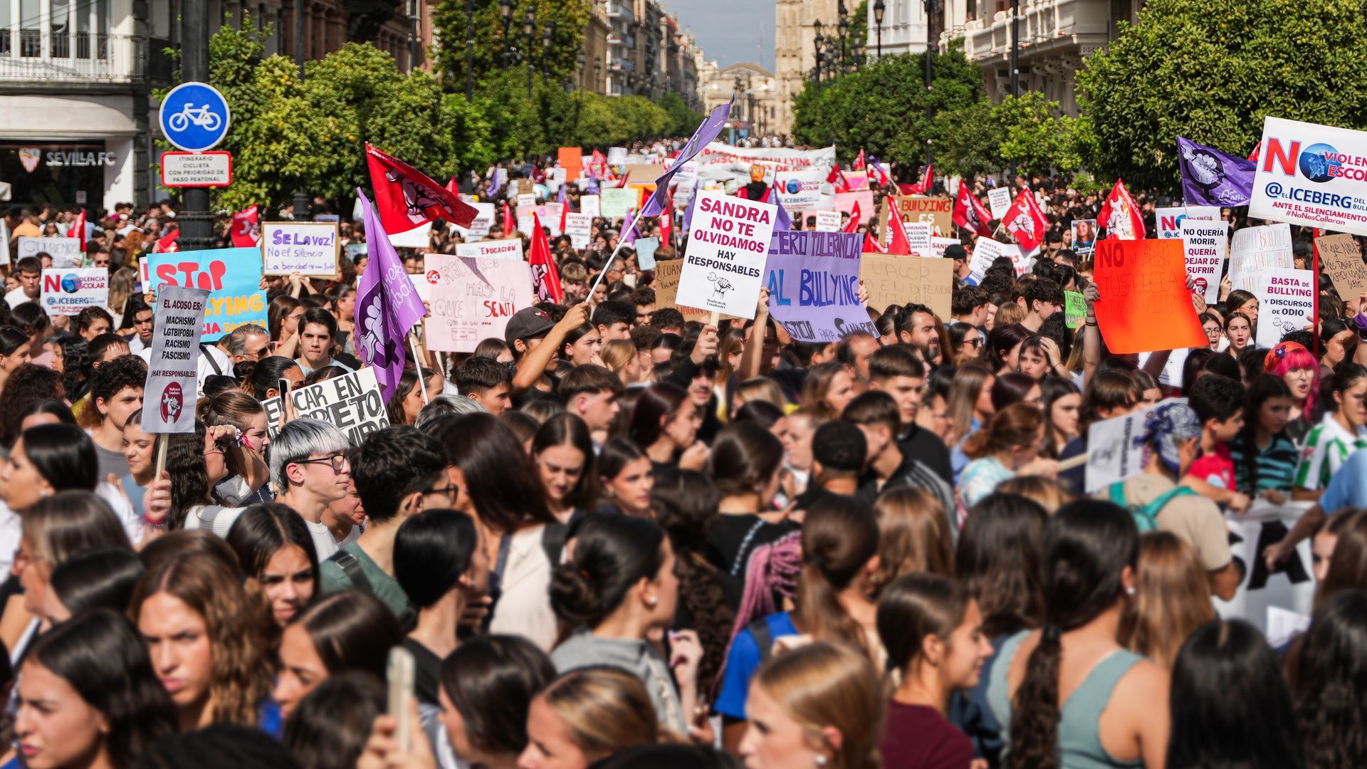 Protesta contra el acoso escolar por el caso Sandra Peña en Sevilla