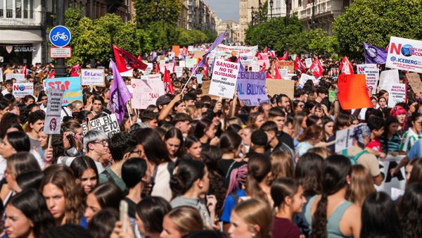 Miles de estudiantes se manifiestan en toda España contra el bullying