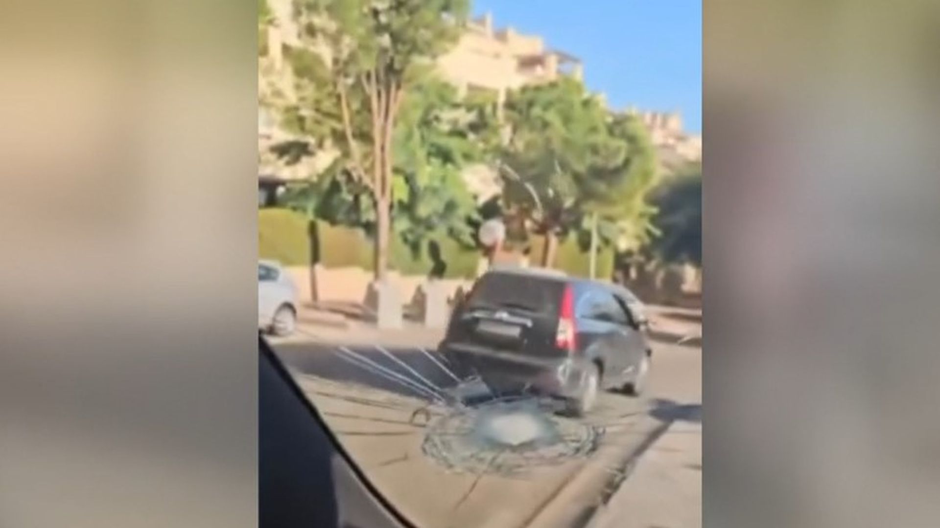 Recibe el impacto de una bola de golf mientras conduce